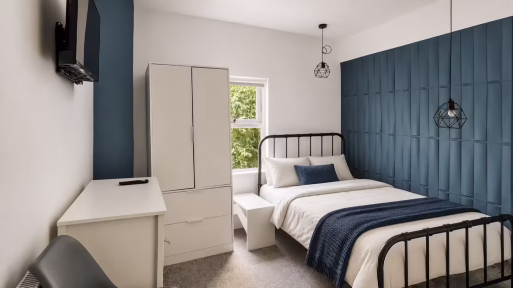Modern double bedroom with blue wall decor.