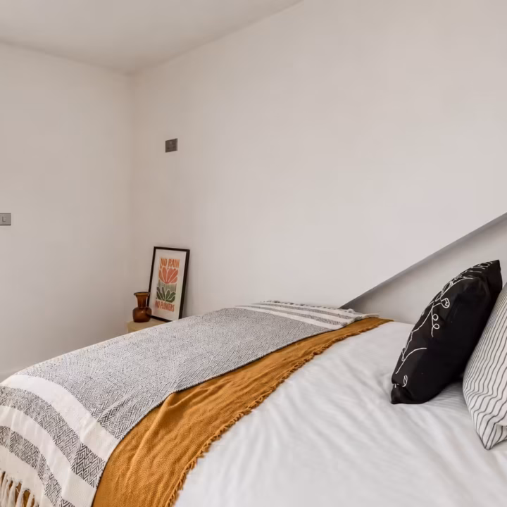 Room 6, Mitchell Street, NG10